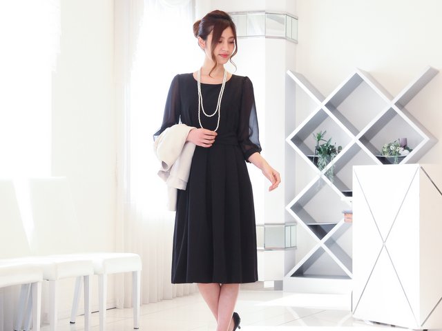 派手すぎずシンプルなデザインが魅力のブラックドレス。
